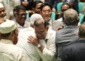 প্রধানমন্ত্রী ও বিরোধীদলীয় নেতার কোলাকুলি, রাজনীতির উত্তাপ ছাপিয়ে সৌহার্দ্যের ছবি