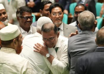 প্রধানমন্ত্রী ও বিরোধীদলীয় নেতার কোলাকুলি, রাজনীতির উত্তাপ ছাপিয়ে সৌহার্দ্যের ছবি