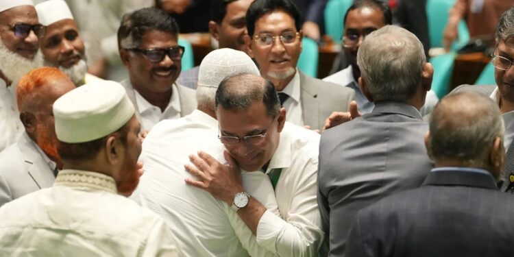 প্রধানমন্ত্রী ও বিরোধীদলীয় নেতার কোলাকুলি, রাজনীতির উত্তাপ ছাপিয়ে সৌহার্দ্যের ছবি
