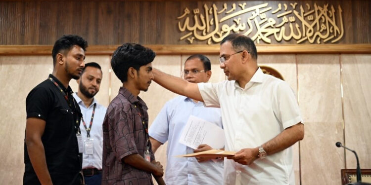 গুম-খুন, জুলাইয়ে শহীদ ও আহত পরিবারের ৭৪ জনকে চাকুরির নিয়োগপত্র প্রদান প্রধানমন্ত্রীর