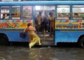 টানা বৃষ্টিতে জলমগ্ন কলকাতা, দক্ষিণবঙ্গে বাড়ছে দুর্ভোগ