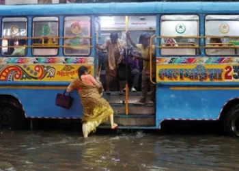 টানা বৃষ্টিতে জলমগ্ন কলকাতা, দক্ষিণবঙ্গে বাড়ছে দুর্ভোগ