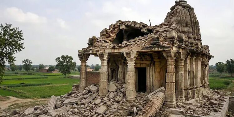পাকিস্তানে মাদরাসা সম্প্রসারণের জন্যে ভাঙা হল ১২৫ বছরের পুরোনো মন্দির