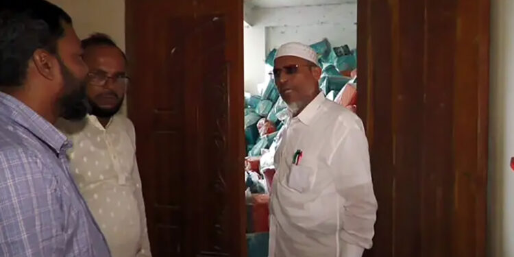 ফেলে রাখা হয়েছে শত শত ডাস্টবিন; ক্ষুব্ধ হয়ে বাবরের প্রশ্ন ‘হোয়াট ইওর প্রবলেম’!