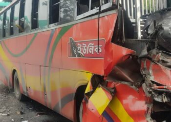 ফেনীতে দাঁড়িয়ে থাকা কাভার্ডভ্যানে বাসের ধাক্কা, ঘটনাস্থলে নিহত তিন