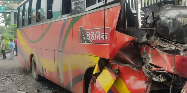 ফেনীতে দাঁড়িয়ে থাকা কাভার্ডভ্যানে বাসের ধাক্কা, ঘটনাস্থলে নিহত তিন
