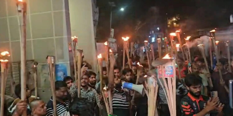 অভিনেত্রী বাঁধনকে হেনস্তার প্রতিবাদে ব্রাহ্মণবাড়িয়ায় যুবদলের মশাল মিছিল