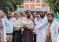 বর্জ্য থেকে তৈরি কলম শিক্ষার্থীদের হাতে তুলে দিলেন সেলিম উদ্দিন