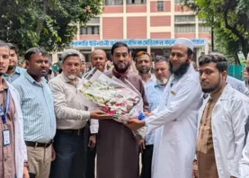 বর্জ্য থেকে তৈরি কলম শিক্ষার্থীদের হাতে তুলে দিলেন সেলিম উদ্দিন