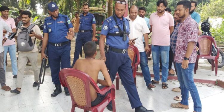 নাটোরে শ্মশান মন্দিরে ভাঙচুরের অভিযোগ, হাতেনাতে হিন্দু কিশোর আটক