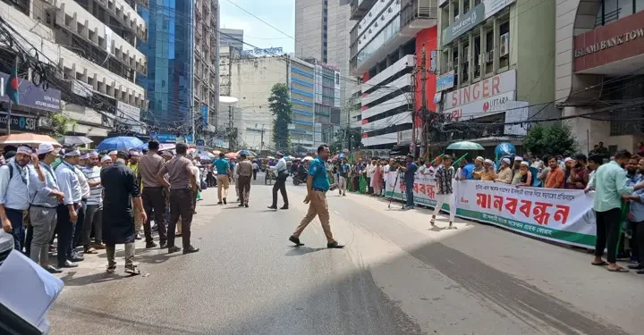 ইসলামী ব্যাংকের প্রধান কার্যালয়ের সামনে গ্রাহক ও চাকরিচ্যুতদের মধ্যে ফের উত্তেজনা