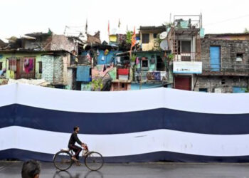বিশ্বনেতাদের চোখে ‘উন্নত ভারত’ পর্দার আড়ালে বস্তি