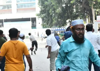 ইসলামী ব্যাংকের সামনে চাকরিচ্যুত ও গ্রাহক ফোরামের সংঘর্ষ, আহত ৫৫