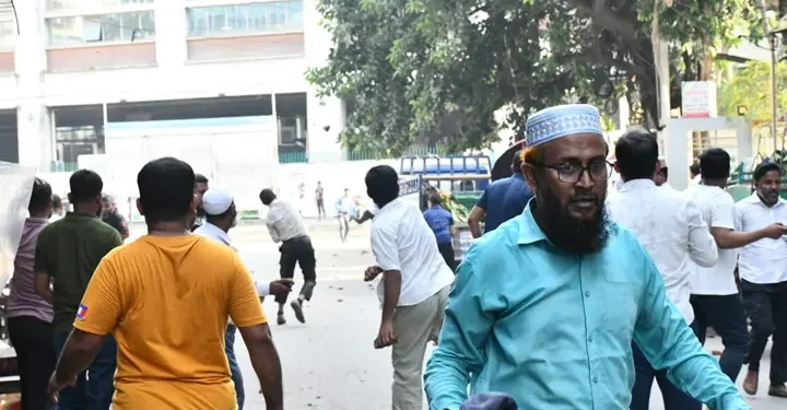 ইসলামী ব্যাংকের সামনে চাকরিচ্যুত ও গ্রাহক ফোরামের সংঘর্ষ, আহত ৫৫