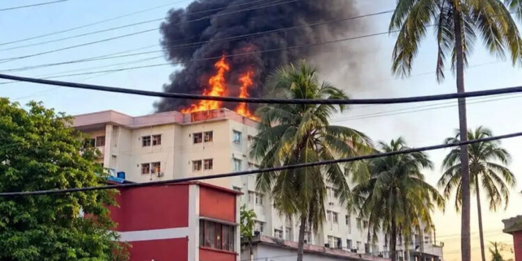 ময়মনসিংহ মেডিকেলে আগুন: আতঙ্কে সিঁড়িতে পদদলিত হয়ে ৬ জনের মৃত্যু