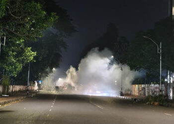 রাতে পরপর ৩ ককটেল বিস্ফোরণ, থমথমে ঢাকা বিশ্ববিদ্যালয়