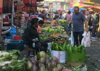 সবজিতে কিছুটা স্বস্তি, অস্থির নিত্যপণ্যের বাজারে দিশাহারা ক্রেতা