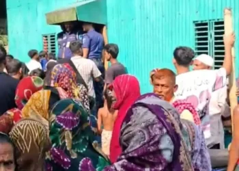 ফ্যানে ঝুলছিলেন স্বামী, মেঝেতে স্ত্রী-সন্তানের লাশ
