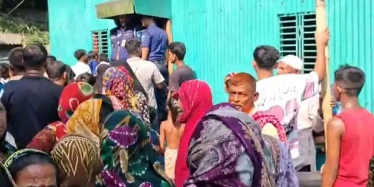 ফ্যানে ঝুলছিলেন স্বামী, মেঝেতে স্ত্রী-সন্তানের লাশ