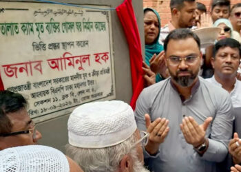 এমপি বাতেনের অর্থায়নে শুরু হওয়া কাজ নিজের নেমপ্লেট লাগিয়ে উদ্ভোধন করলেন প্রতিমন্ত্রী আমিনুল হক