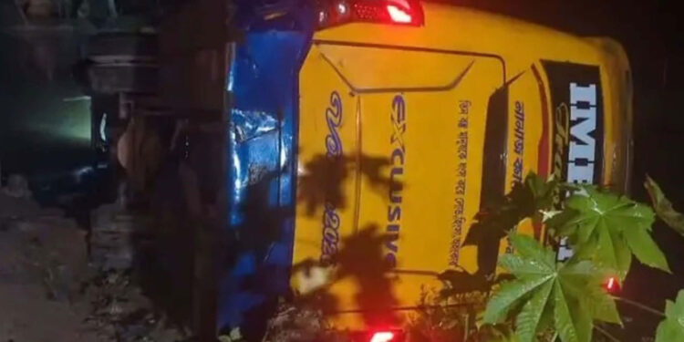 পটুয়াখালীতে অটোরিকশায় বাসের ধাক্কায় নিহত ৪