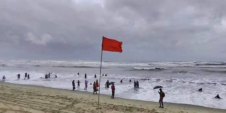 লঘুচাপে সাগর উত্তাল, চার সমুদ্রবন্দরে ৩ নম্বর সতর্কতা