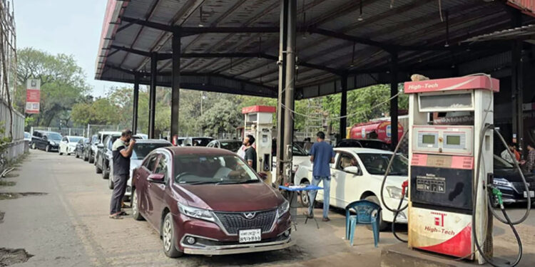 জ্বালানি তেলের দাম বৃদ্ধিতে ক্ষুব্ধ ক্রেতারা, বিক্রি স্বাভাবিক