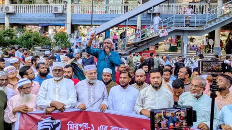 মিরপুরে রাড্ডা হাসপাতালে হামলা-লুটপাটের প্রতিবাদে জামায়াতের বিক্ষোভ