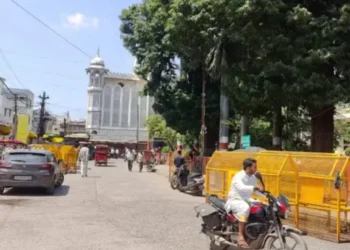 উজ্জয়নে ঐতিহাসিক শাহী মসজিদ রক্ষায় রাতেও মুসল্লিদের অবস্থান, বুলডোজার প্রস্তুত