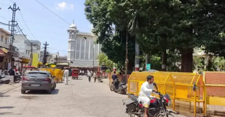উজ্জয়নে ঐতিহাসিক শাহী মসজিদ রক্ষায় রাতেও মুসল্লিদের অবস্থান, বুলডোজার প্রস্তুত