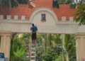 ঢাবিতে শেখ মুজিব হলের ফটক থেকে মুছে দেওয়া হলো ‘শহীদ ওসমান হাদি’ নাম