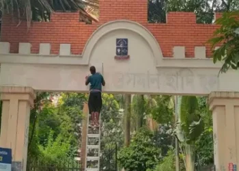 ঢাবিতে শেখ মুজিব হলের ফটক থেকে মুছে দেওয়া হলো ‘শহীদ ওসমান হাদি’ নাম