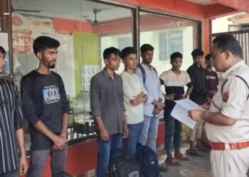 আসামে রেলস্টেশন থেকে বাংলাদেশি সন্দেহে আটক ৯