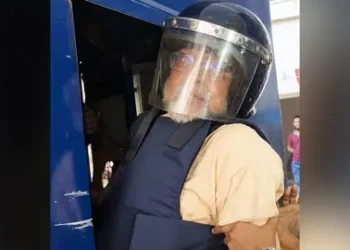 প্রিজন ভ্যানে ওঠার সময় ‘ইনকিলাব জিন্দাবাদ’ স্লোগান মেজর আখতারুজ্জামানের