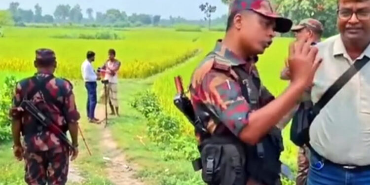 জয়পুরহাটে বিএসএফের ঠেলে পাঠানো তিন যুবককে ফেরত পাঠাল বিজিবি