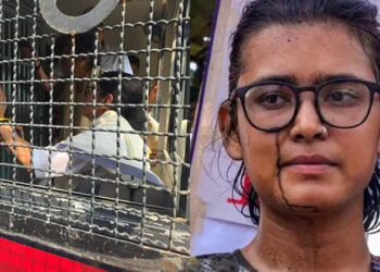 দিল্লিতে আটক মমতা, পুলিশ বাসে নেহা বোরা, ঘিরে রেখেছেন বিক্ষোভকারীরা
