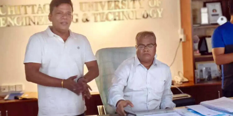 ২১ ঘণ্টা পরেও নিজ কার্যালয় থেকে বের হতে পারেননি চুয়েটের উপাচার্য