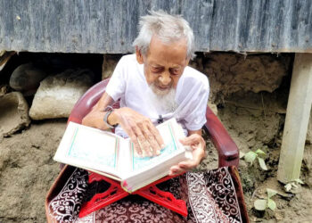 ১২৩ বছরেও চশমা ছাড়া কুরআন পড়া সেই আব্বাস প্রামাণিক মারা গেছেন