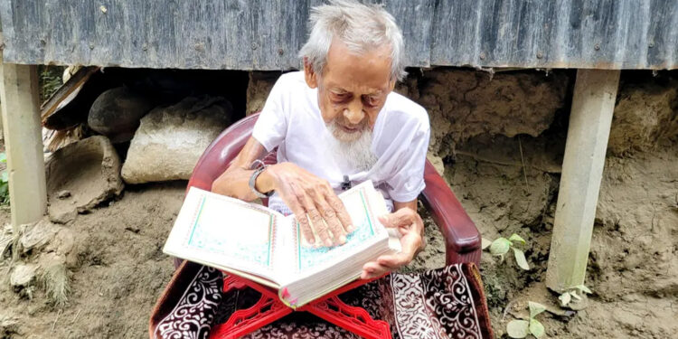 ১২৩ বছরেও চশমা ছাড়া কুরআন পড়া সেই আব্বাস প্রামাণিক মারা গেছেন