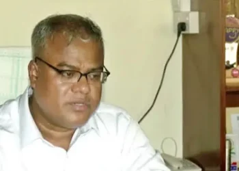 ২৫ ঘণ্টা ধরে অবরুদ্ধ চুয়েট ভিসি, খাবার পৌঁছে দিলেন আন্দোলনরত শিক্ষার্থীরা