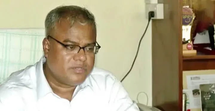 ২৫ ঘণ্টা ধরে অবরুদ্ধ চুয়েট ভিসি, খাবার পৌঁছে দিলেন আন্দোলনরত শিক্ষার্থীরা