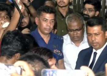 ‘চুয়েটে না ফেরার শর্তে’ পুলিশি পাহারায় ক্যাম্পাস ছাড়লেন ভিসি