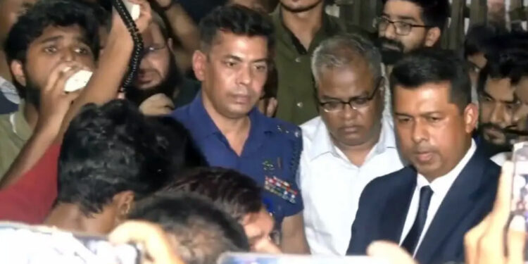 ‘চুয়েটে না ফেরার শর্তে’ পুলিশি পাহারায় ক্যাম্পাস ছাড়লেন ভিসি