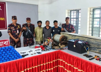 ডুবন্ত কাঠের ‘সাবমেরিনে’ আসছে ইয়াবা!