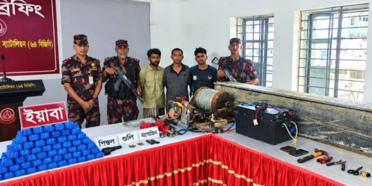 ডুবন্ত কাঠের ‘সাবমেরিনে’ আসছে ইয়াবা!