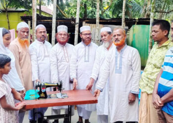 বিএনপি নেতার বিধবা স্ত্রীকে সেলাই মেশিন দিল জামায়াত