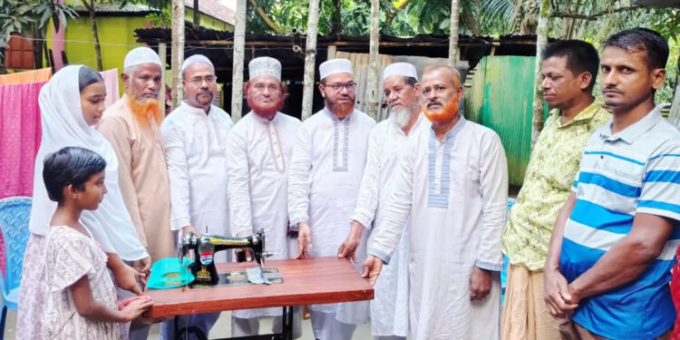 বিএনপি নেতার বিধবা স্ত্রীকে সেলাই মেশিন দিল জামায়াত