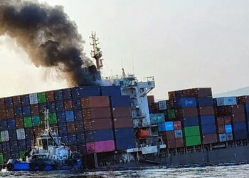 হরমুজে নৌমাইনের আঘাতে ২,৫০০ কনটেইনার নিয়ে ডুবে গেলো জাহাজ