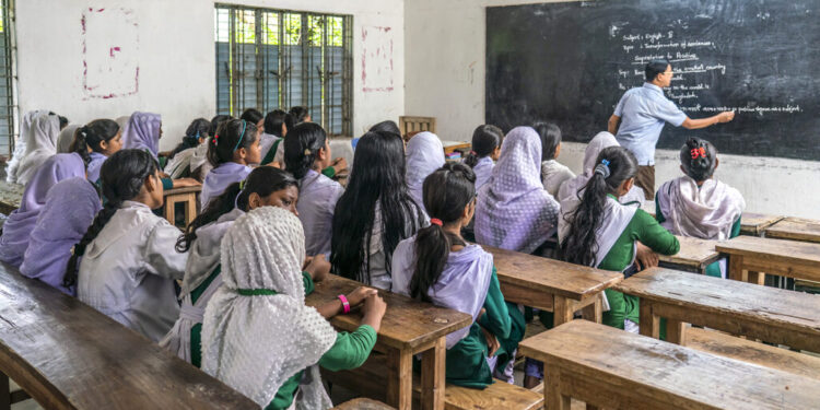 এক বছরে মাধ্যমিকে শিক্ষার্থী কমেছে ৪ লাখের বেশি, বেড়েছে মাদ্রাসা ও ইংরেজি মাধ্যমে