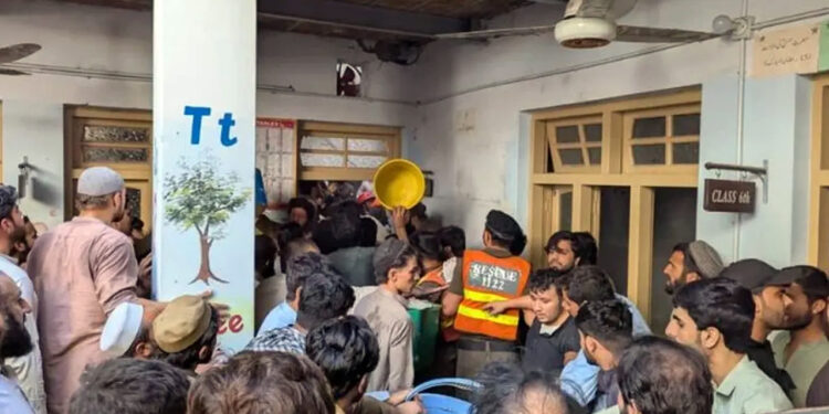 পাকিস্তানে স্কুলের ছাদ ধসে ২৮ শিশু ও শিক্ষকের মৃত্যু